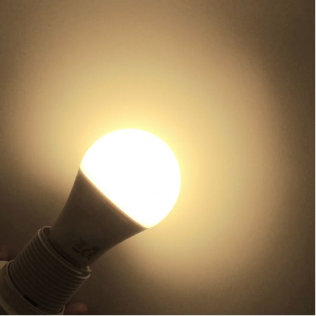 Uzaktan Kumandalı RGB Led Ampul 9 Watt E27 Gün Işığı 16 Ton Işık