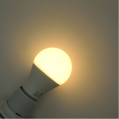 Uzaktan Kumandalı RGB Led Ampul 9 Watt E27 Gün Işığı 16 Ton Işık